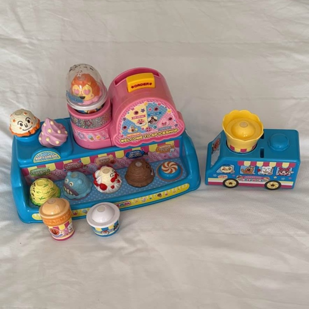 Fun ice cream stand toy truck cones spinning display with music